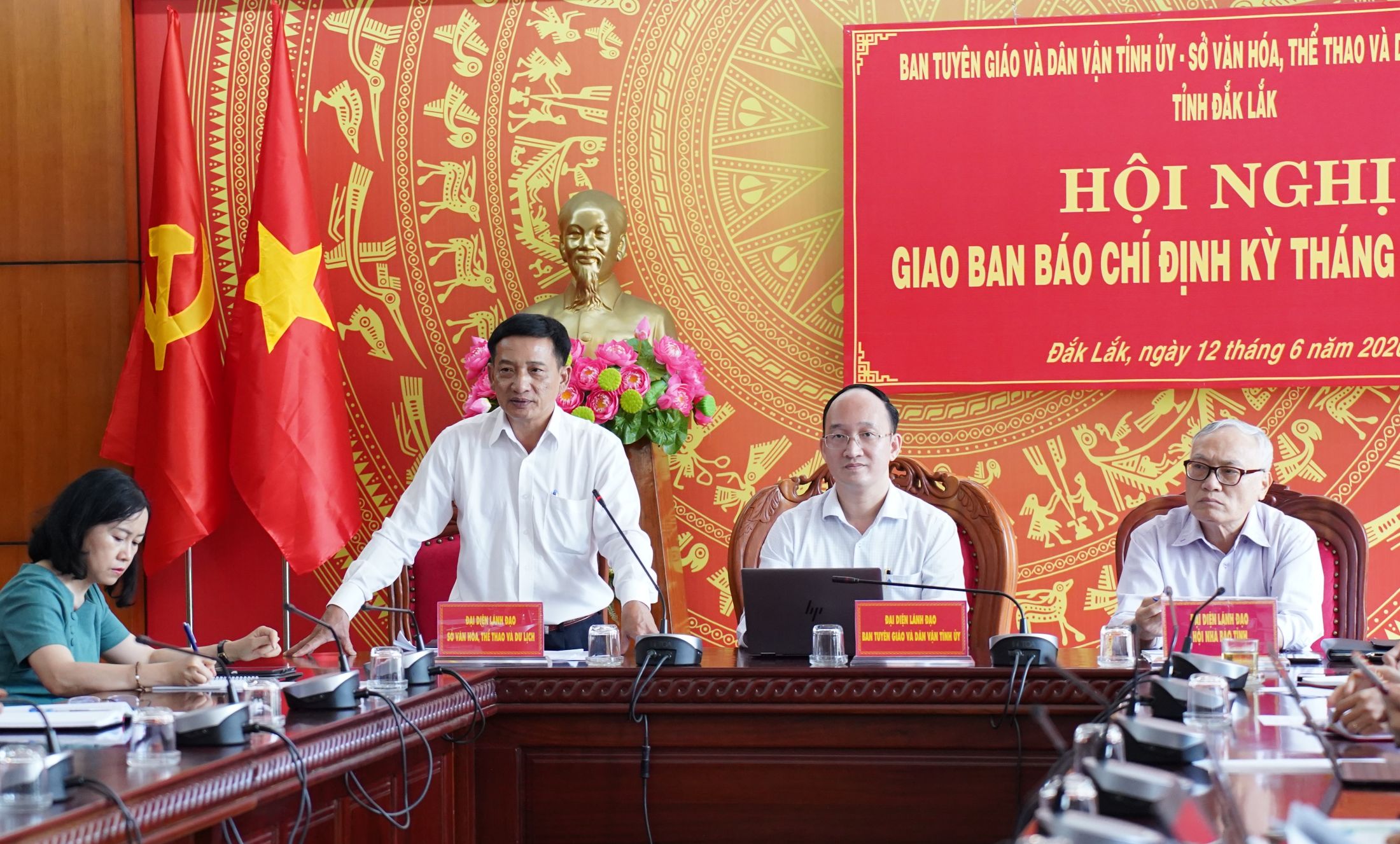 Phó Giám đốc Sở Văn hóa, Thể thao và Du lịch Nguyễn Quốc Hiệp phát biểu tại hội nghị.